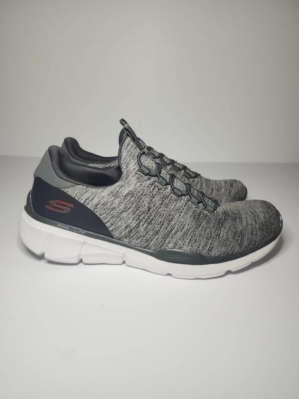 Skechers Men’s Relaxed Fit Charcoal Sz 9.5 Athletic Sneaker Casual Slip On